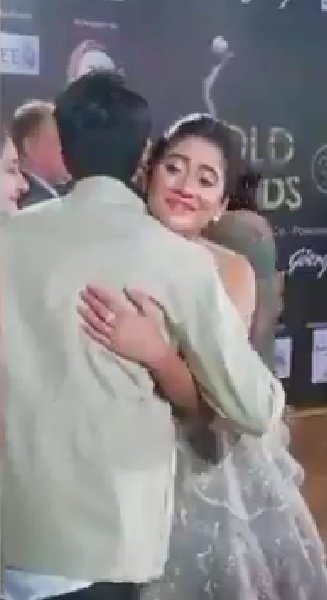 So it wasn't just a wassup. There was a sweet hug too. Devar-bhabhi ke bond se pehle yeh donon best friends ya brother-sister vala bond share karte hain! And that's why it's even more beautiful & special!
💗
#yrkkh #shivin #shivinfeels #GoldAwards #12thGoldAwards #GoldAwards2019