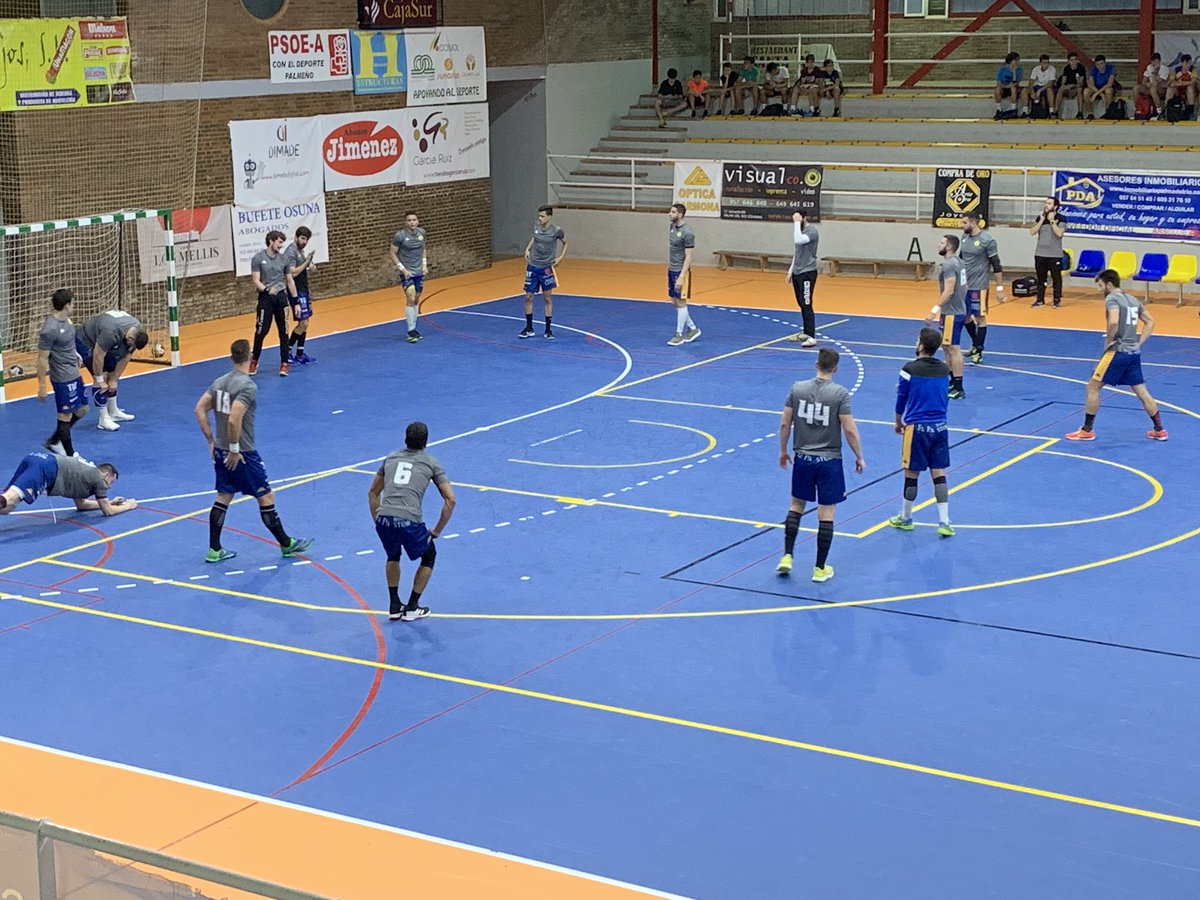 Los jugadores de <a href="/BMVillaAranda/">Club Balonmano Villa de Aranda</a> calentando. Alguno te pega una hostia y te vacuna hasta del Ébola. Vaya bichacos