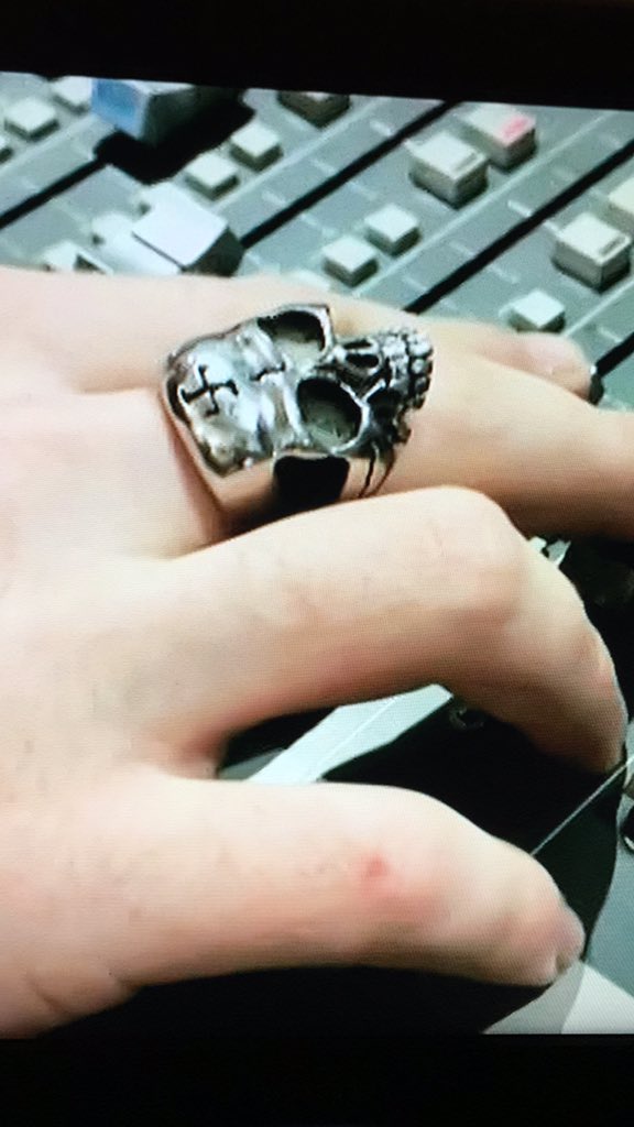 Hey <a href="/BBCLookEast/">BBC East</a> is there really any need to use a cut away of the music producer with a swastika on his ring during the package tonight? Not really promoting the fact that music is helping the lad in the article. #lookeast #hopenothate