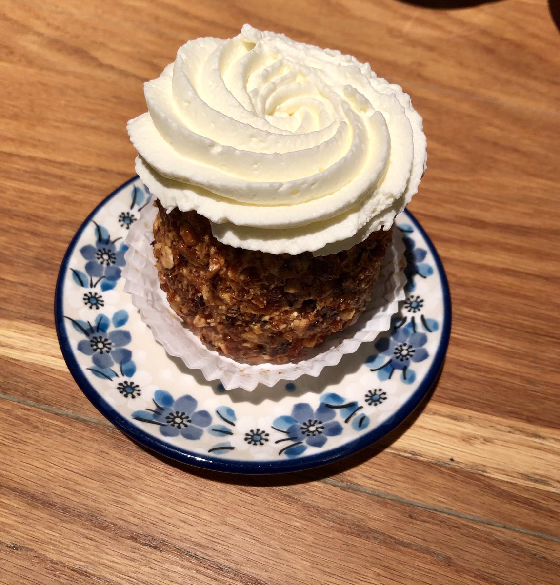 hellokattyfromO's tweet photo. Laten we de herfstvakantie goed beginnen, met het lekkerste gebakje van Nederland! @deRouw https://t.co/XrqZPx0JDC