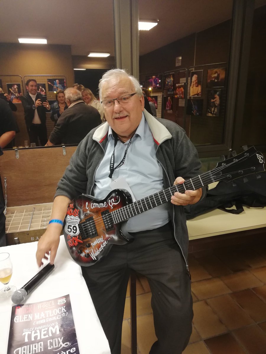 <a href="/BernardWeisbec1/">Bernard Weisbecker</a> s'est vu offrir une magnifique guitare pour son implication dans les concerts Rock de la Poudrière.... Pourvu que ca dure bravo et merci Bernard !