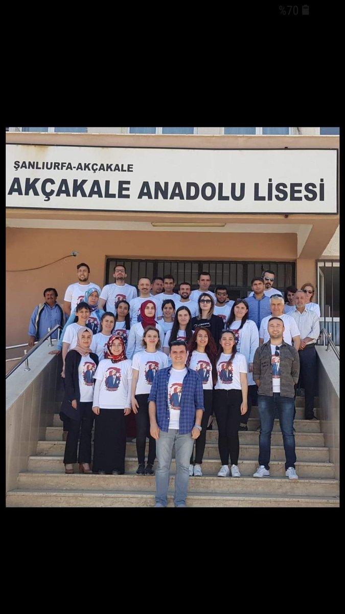 AkcakaleL's tweet photo. Duruşumuz, tavrımız ve yerimiz belli... #ÖğretmenlerMehmetciğinYanında #Akcakale #akcakaleanadolulisesi https://t.co/7DUmeSZjBJ