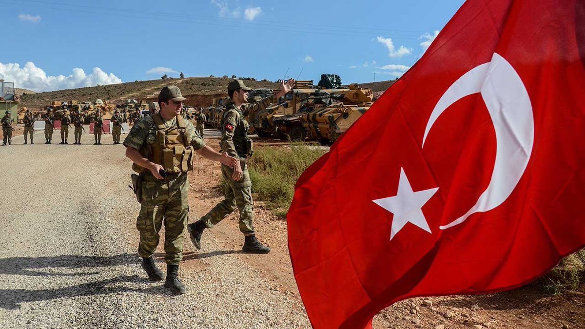 OzilLevent's tweet photo. Bu vаtаn toprаğın kаrа bаğrındа, sırа dаğlаr gibi durаnlаrındır. Bir tаrih boyuncа, onun uğrundа, kendini tаrihe verenlerindir. #ÖğretmenlerMehmetçiğinYanında https://t.co/KnMDAkqPK3