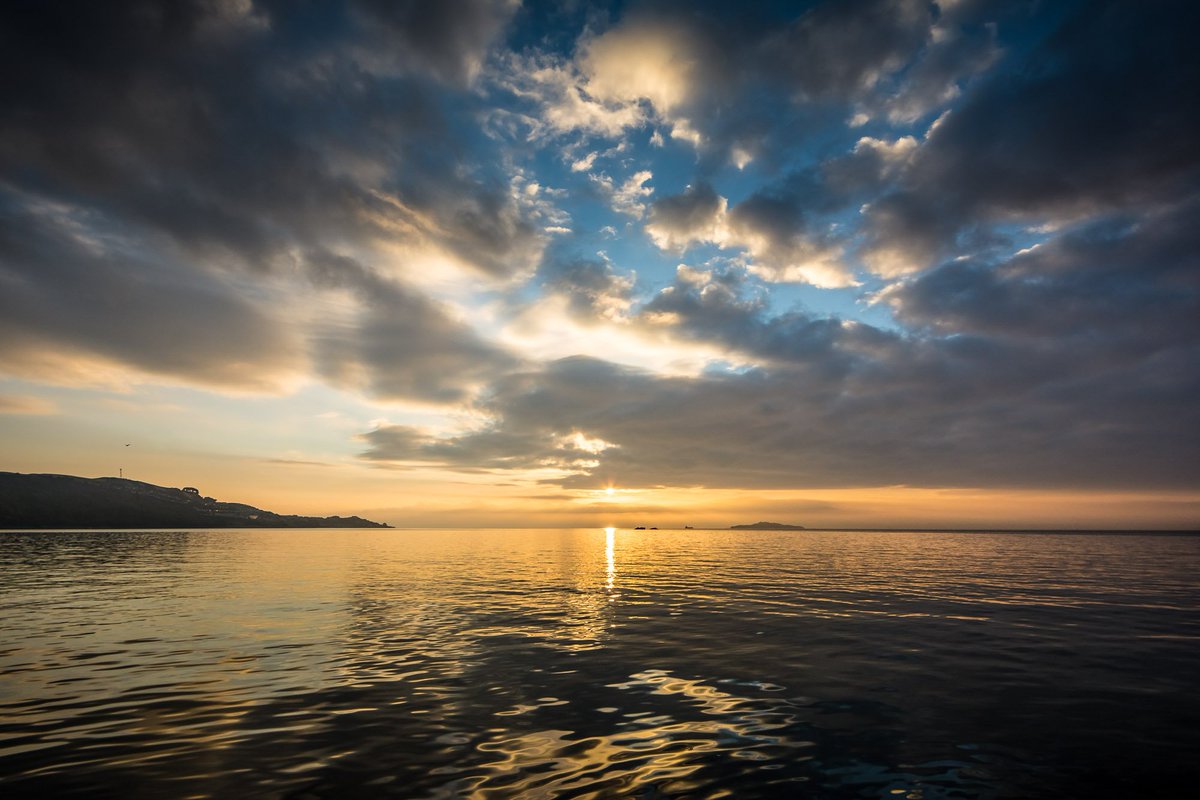 where's your favourite place in #Fife to watch the sun come up or go down? Up a hill maybe, or on the coast? We'd love to see your pics #lovefife #autumn #burntisland