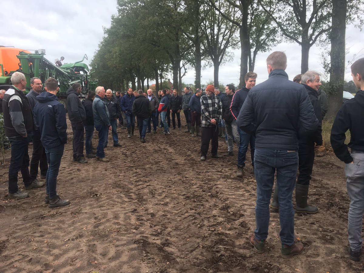 Spuittechniek, mechanische onkruidbestrijding en bodem. Mooie onderwerpen om vandaag te bekijken en horen met ruim 50 boomkwekers. In samenwerking met <a href="/HermanKrebbers/">Herman Krebbers</a> (Delphy) en <a href="/hansSmeets6/">hans Smeets</a>. limburgsegrond.nl