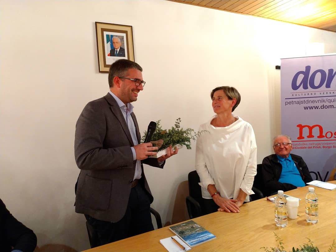 Pier_Roberti's tweet photo. A #Savogna per la presentazione di un libro sulla storia di una comunità.
Lingue, antichi mestieri, tradizioni popolari e dialetti sono le radici che ci tengono legati ad una #comunità...
#FVG https://t.co/Qu9J9o8opl https://t.co/j9wBkp2Sbt