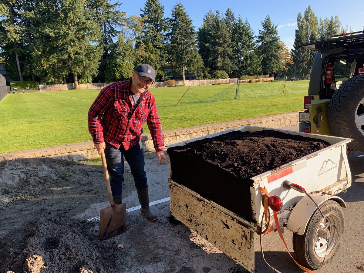 DocWeb_BC's tweet photo. Early trip to get good dirt for the #Connect10 garden. @SaintsBC #communitygarden #steamingcompost https://t.co/sRRu0ElqCz