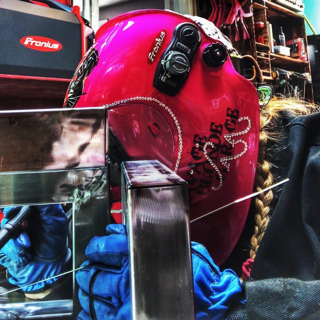 froniuswelding's tweet photo. Happy Friday!
@repost
#froniusfriday throwback on the @weld_metals_online cube I got to do with the @froniusweldingusa #magicwave230i. That is the #accupocket150 over my shoulder. Have a good weekend. #weldit #fronius #perfectwelding #custommetal #femalewelder https://t.co/VEmBjBIGRS