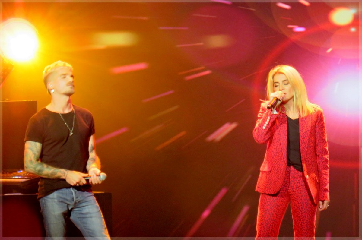 JulieZbyDE's tweet photo. #Lesamis Vous avez envie de voir quelques photos et extraits videos des passages de notre belle @juliezenattioff à la soirée @voixpourlespoir de @lauriecholewa ?? Rendez-vous à ce lien !! #JulieZenatti #Live #LVPLE cc @albanlicomusic 😍🎵🎶📸📹 -> https://t.co/HH8EL1djtk https://t.co/BPQE3jWfFR