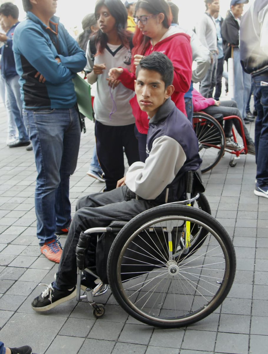 canal6tv's tweet image. Realizan un mitin frente a Palacio Nacional, maestros y padres de familia  piden al presidente @lopezobrador_ su intervención para que no cierren los #CAED. 

Fotos: Víctor de la Cruz M.