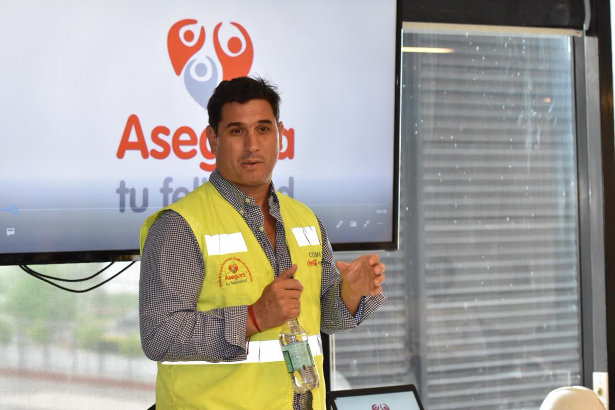 AmChamChile's tweet photo. .@CocaCola_CL considera fundamental ir a la vanguardia de los cambios que exige la Ley REP y el ritmo que tiene que tener Chile respecto al reciclaje. En el caso del plástico, la ley exige recolectar un 45% en 2030, la meta de @CocaCola_CL es llegar al 100%. #AmchamSustentable ♻ https://t.co/YKy9AucbG5