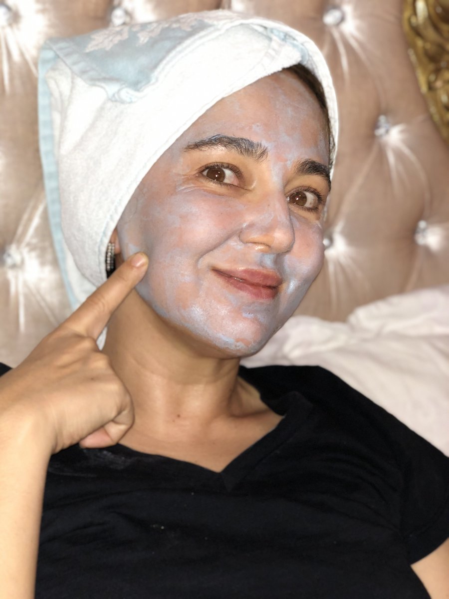 Cuma gecesi klasiği😊 Zein Obagi sulfur maskesi cildimdeki gözenekleri küçültüyor, yağlanmayı azaltıp daha canlı bir cilt ile haftasonuna başlamamı sağlıyor.Ben haftada iki kere yapıyorum ama çok yağlı ciktler üç de yapabilir. @jinederm den  temin edebilirsiniz #zeinobagi #zo