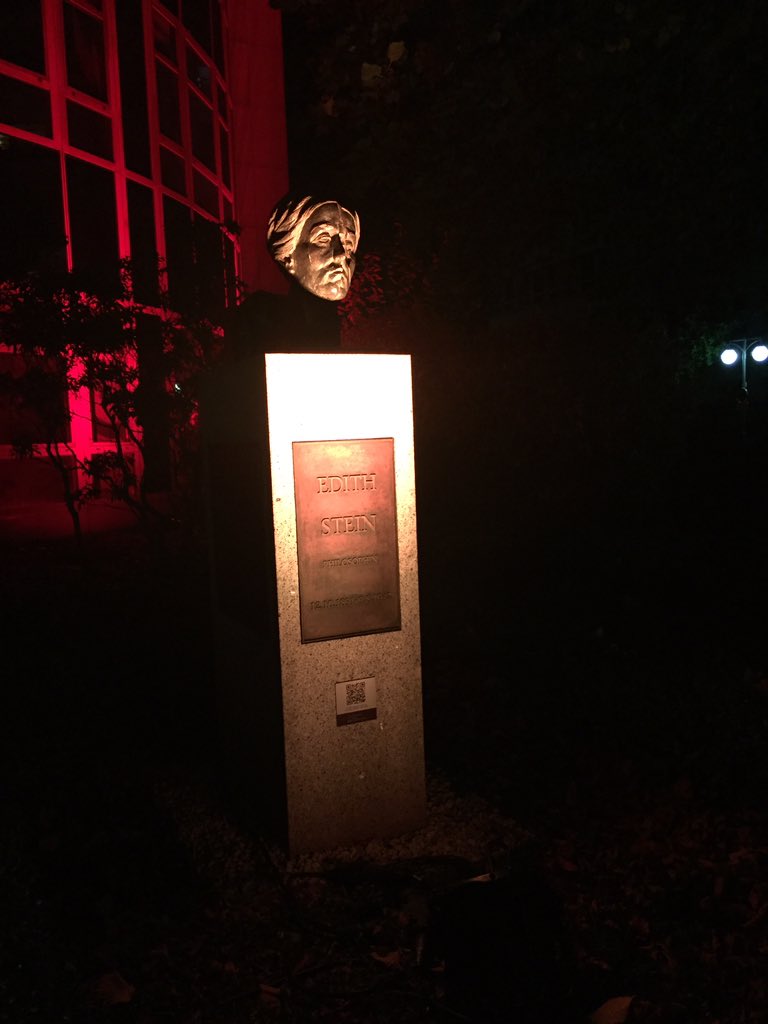 aschier1's tweet image. Moabit leuchtet. Straße der Erinnerung. #Spreebogen