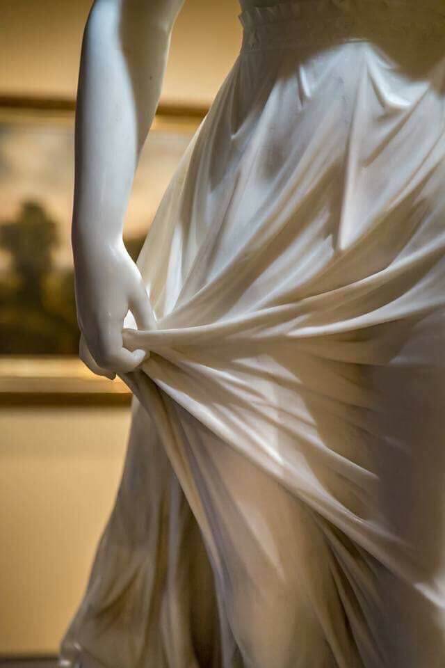 pamvonhadder's tweet photo. These carved clothes details make marble look so soft.. 😨 https://t.co/zkC2VYWpsQ