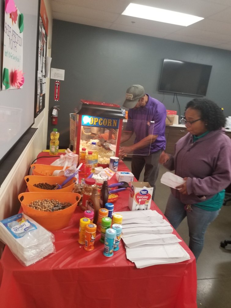 DrewHD1110's tweet photo. Popcorn extravaganza at 4632 for our cashiers! @XConnollyJr @SawyerLadawn @dpattersonTHD @32bryon Thanks @SeayCalandra https://t.co/QahKOdSq4B