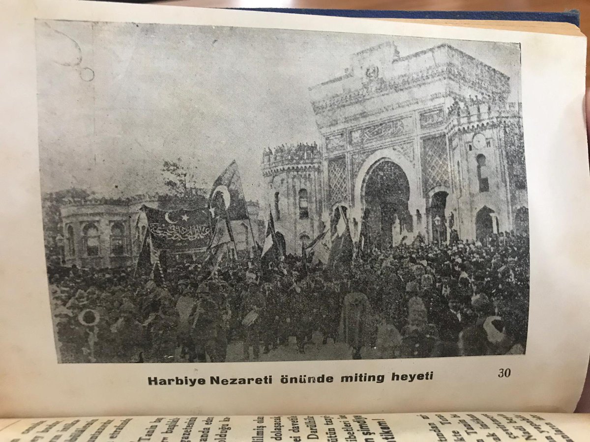 Bab-ı Ali'yi basmaklığımızın beş dakika evveli, Harbiye Nezareti önü. <a href="/bartusimsek_/">Bartu Şimşek</a>