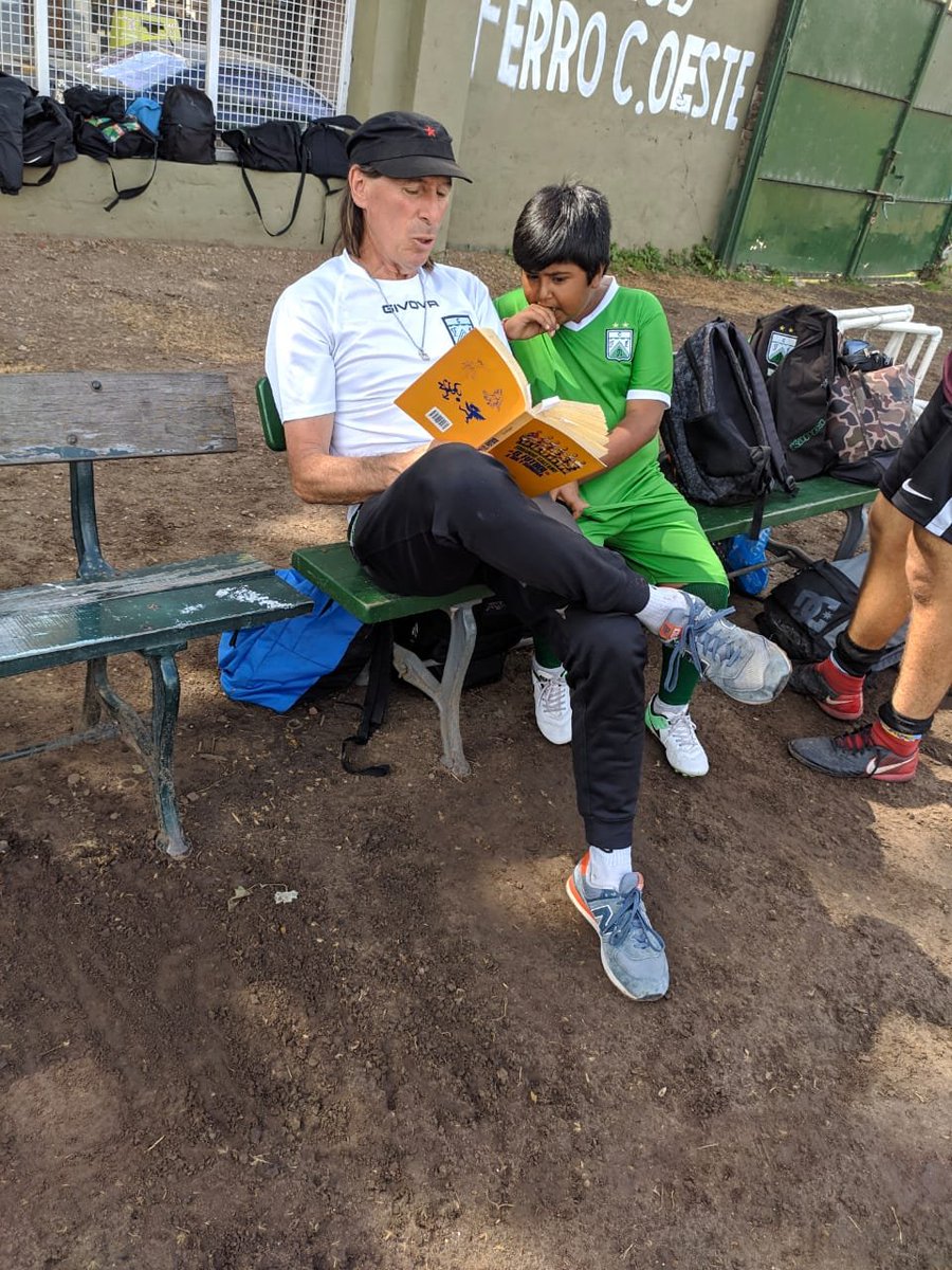 Esto también es fútbol. Ocurre en Ferro. Un pibe se interesa por un libro, y nada menos que de Galeano, que le lee su profesor Enrique "Indio" Zabala. Recuerdo cuando su colega Fernando Signorini llevaba música de Mercedes Sosa y libros a los futbolistas de la selección.
