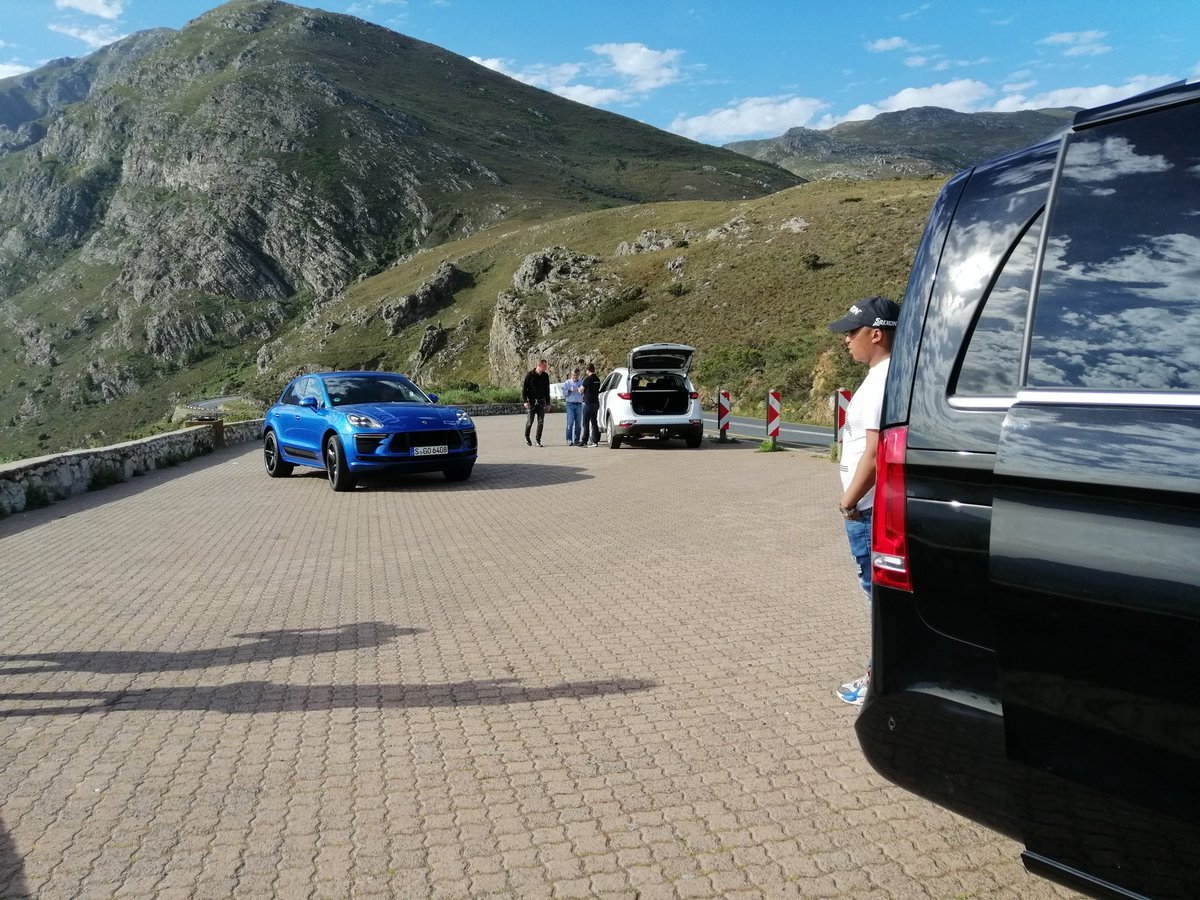 ..spotted a fleet of new @Porsche #MacanTurbo's carving the #franschhoekpass tarmac this afternoon - lefthand driven and foreign regplates and all.. must've been an advert campaign shoot... 😋😋😍

#carspotting
#PorscheMacanTurbo