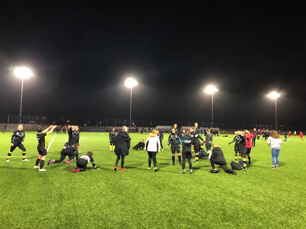 CrawleyCOGs's tweet photo. Great turnout at the @SussexCountyFA #Womensrecfootball Festival tonight.  Warm up done and it’s stopped raining! Result! ⚽️ https://t.co/XwoLUDsyTl