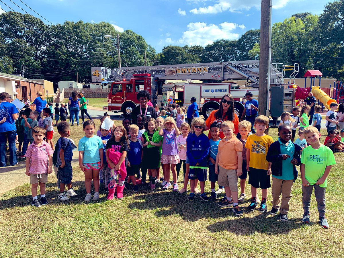 ColemanCrewKSE's tweet photo. Building parachutes for our first STEM day of the year! Smyrna Fire Department even came out to test our designs! 🤗🚒 #stemdayisthebestday https://t.co/jwDoUojNW5