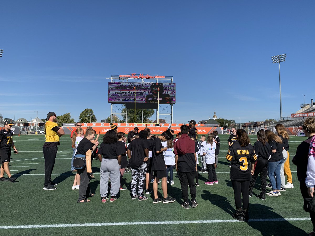 Thankful to @Just_1_Wish for including the grade 8s and to @Ticats for welcoming our @POW_HWDSB students to Tim Hortons Field this afternoon to promote physical activity and youth involvement In football! The kids couldn’t stop smiling! #oskeeweewee #eatemraw #hamont