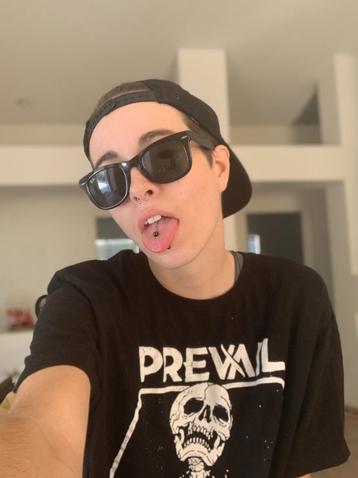 Happy #NationalComingOutDay 🌈 I am so thankful to my friends and supporters that love and accept me.<a href="/tag/nationalcomingoutday"class="tags">#NationalComingOutDay</a>