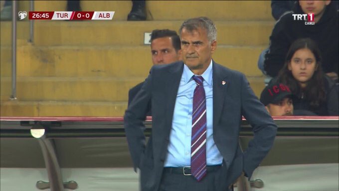 Fenerbahçe Başkanı, “Herkes milli maça milli formayla gelsin” demişken, stadını kırmızı-beyazla donatmışken..

Şenol Güneş, Saracoğlu’na bordo-mavi kravatla gelmiş..

Eziklik ne zor şey!