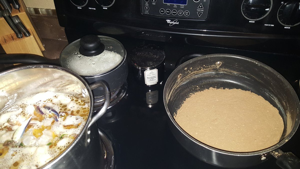 4LadyAlana's tweet photo. The temp dropped...homemade roux, shrimp, chicken, sausage, crabs... Y'all know what time it is! #texaslouisiana #SheCooks #HesHappy #thecookhouse #BurnBabyBurn #gumbo https://t.co/fgUVSyvlUq