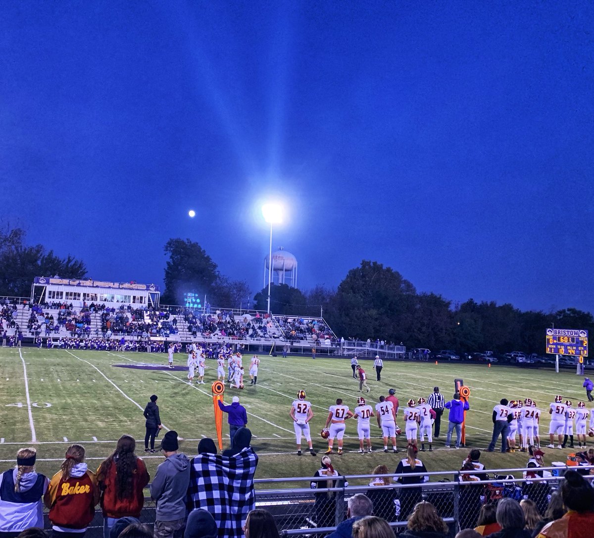 byBrandi's tweet photo. DISTRICT 4A-3: Bristow strikes with 2:01 left in 1Q. The Pirates take the 6-2 lead on a 26-yard TD pass. Cleveland scored an early safety. #baseballscore #okpreps https://t.co/NbfaYw4QZ3