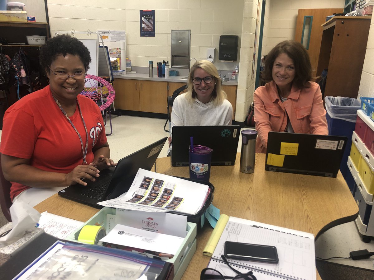 FeckoTech's tweet image. Fun times teaching my awesome AAP team about using @PearDeck factory in their lessons this week!  #fcpsaap