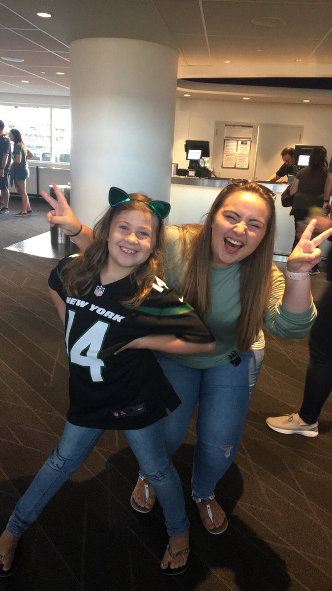 HeatherSacco3's tweet photo. @nyjets Spicing up the club seats! 💚 https://t.co/sS6ZGlHhZG