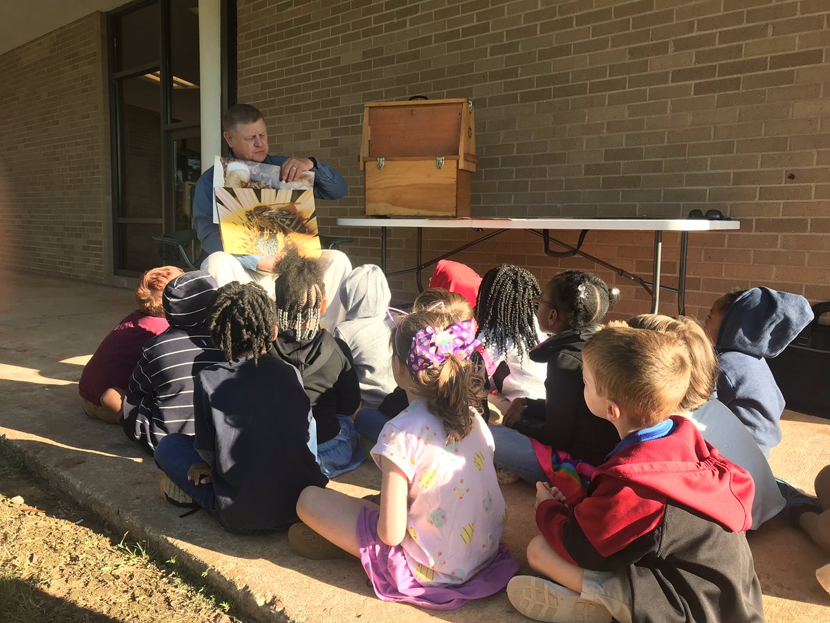 onealLES's tweet photo. We had a bee expert come to @LeaphartElem today! It was fun seeing the kids get an up close view of these amazing species! #ThisIsLeaphart #AnimalsAsEngineers #BeeExpert https://t.co/7qCr11LHFm