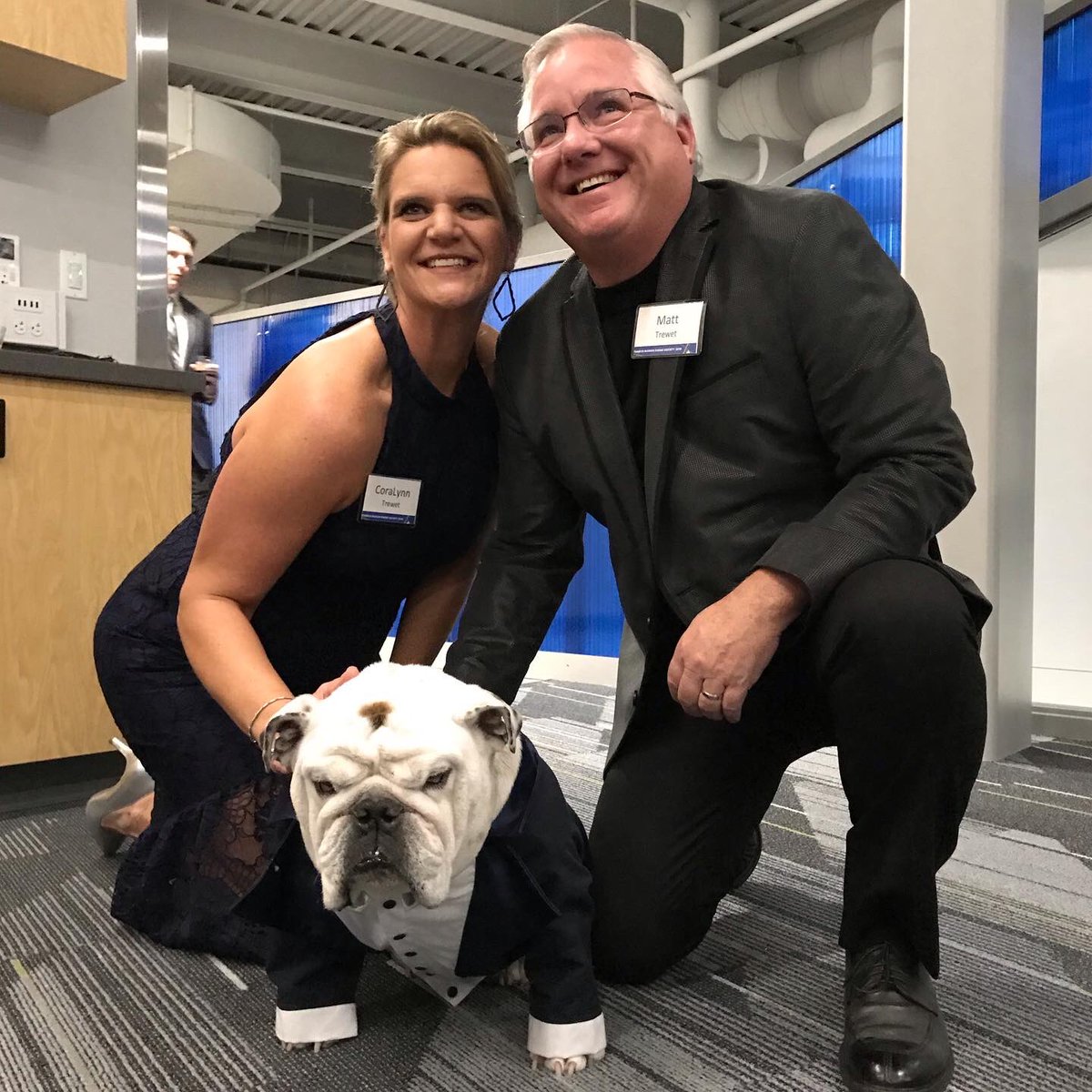 DrakeUGriff's tweet photo. FMDS was a smashing success. I mean, it’s no surprise... because how could things possibly go wrong while wearing my tux?  #griffinatux @DrakeUniversity https://t.co/ICmiy9ARQi