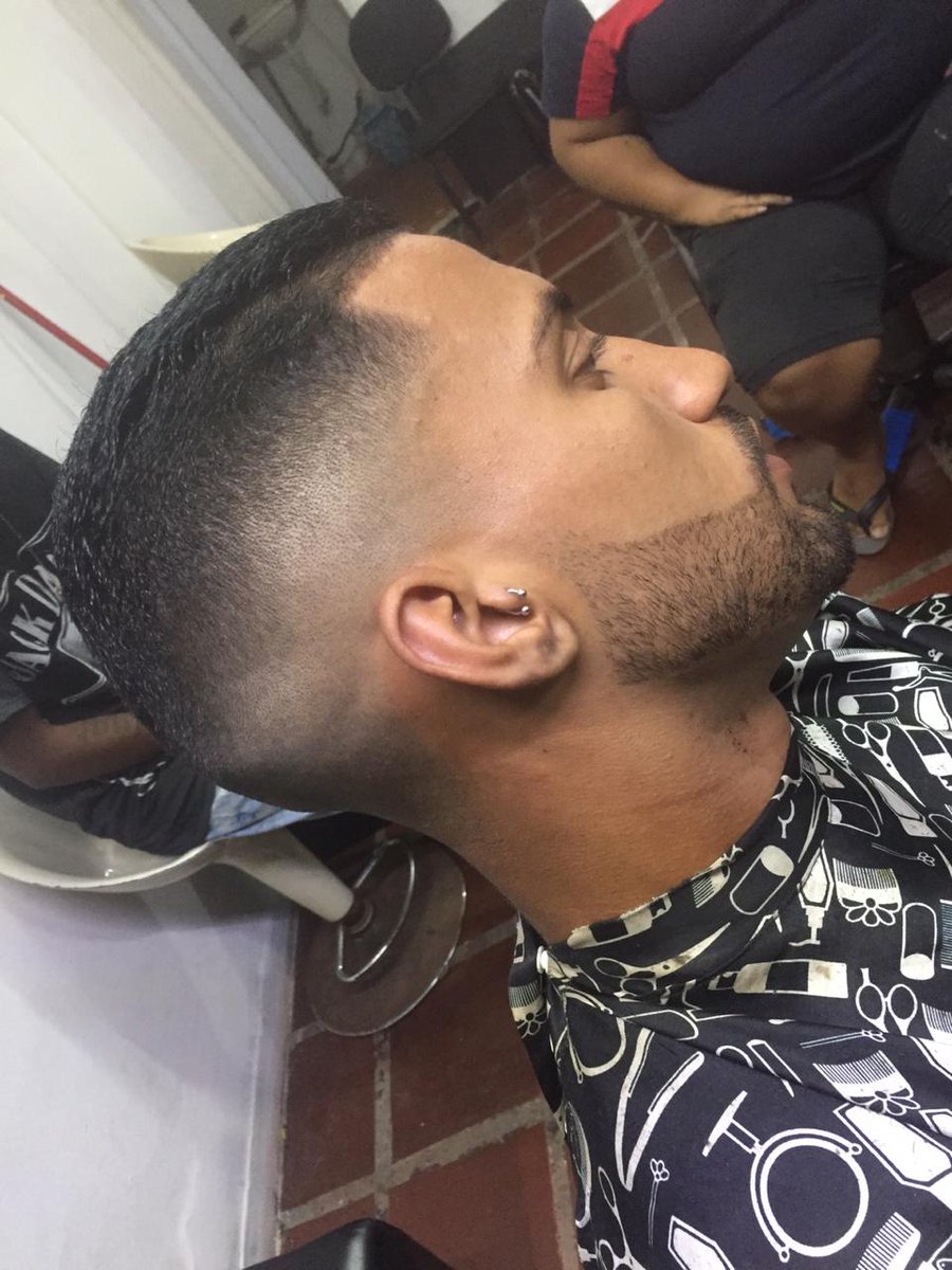 BarbeariaBroth2's tweet photo. Régua no amigo ✂📏💪
#YanDoCorte 
@DuCorteYC
@christi36280453 https://t.co/gsOguaHLBH