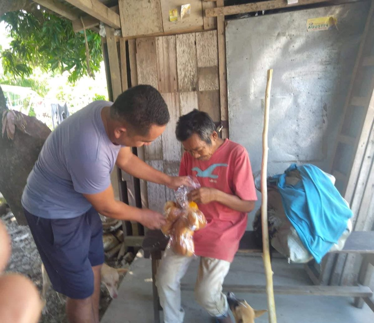Aurora_PCLO's tweet photo. Si PCpl Vic T Antonis, pulis ng Aurora PCLO, na habang naka off-duty ay namahagi ng pagkain sa isang may kapansanan at hirap sa buhay sa Brgy. Diagyan, Dilasag, Aurora.
#OCACHALLENGE
#PNPGOODDEEDS
#PULISSOCOKAIBIGANKO https://t.co/NaMzXBzqHO