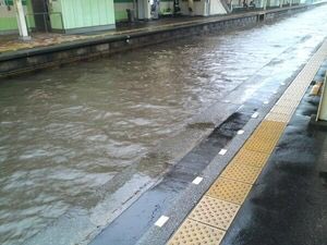ゴオ 電車ガラガラ ってトレンド入ってるけど やっぱ我らが新京成線の写真載せてる人多いね どんな災害でも走りやがる新京成線 やっぱやりおるな でも車掌さん心配 ここで以前洪水が起きても走っていた 新京成スプラッシュマウンテン の画像を