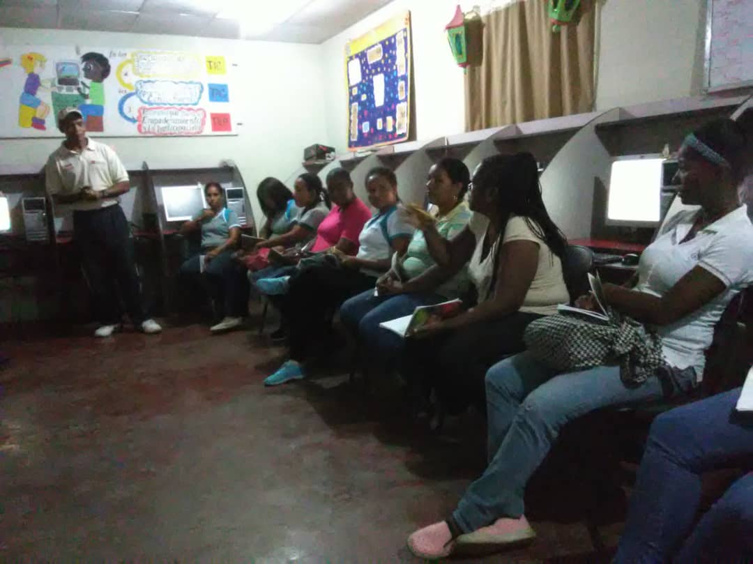 Fundabit_Yaracu's tweet photo. #11Oct En el CBIT "JJ Veroes", el Ing. Oscar García, Formador Tecnológico de @FundabitOficial socializa con el colectivo docente las funciones del Formador y los servicios que ofrecen a los colectivos, en el mundo de las herramientas tecnológicas bajo Software Libre @vane_prieto https://t.co/755jlkeUWE