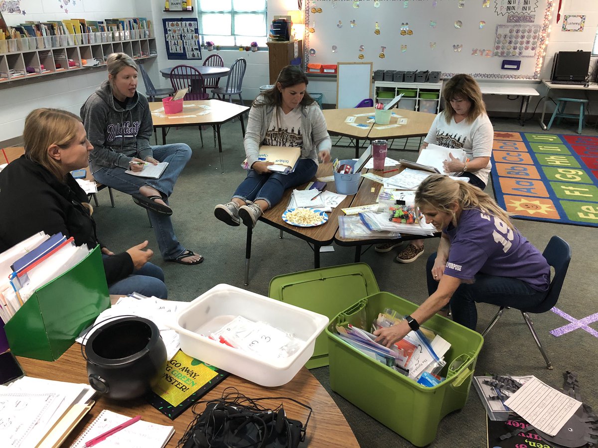 samantha_deming's tweet photo. No diggity... we gotta teach it up! LOVE my team to the moon &amp; back. 💜🌛 Can anyone estimate how many pounds of candy corn we’ve eaten this week? #KinderTribe @cstokes_stokes @CandiHarrison3 https://t.co/Sgx0bHBSeH