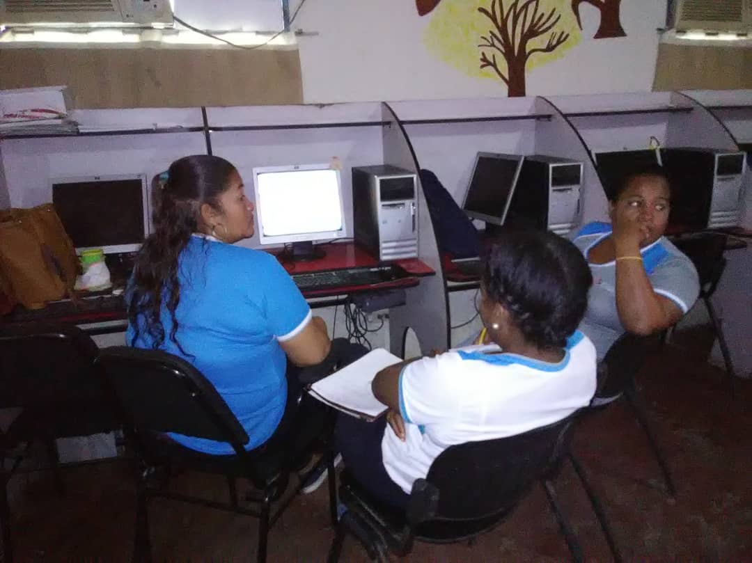 Fundabit_Yaracu's tweet photo. #11Oct En el CBIT "JJ Veroes", el Ing. Oscar García, Formador Tecnológico de @FundabitOficial socializa con el colectivo docente las funciones del Formador y los servicios que ofrecen a los colectivos, en el mundo de las herramientas tecnológicas bajo Software Libre @vane_prieto https://t.co/755jlkeUWE