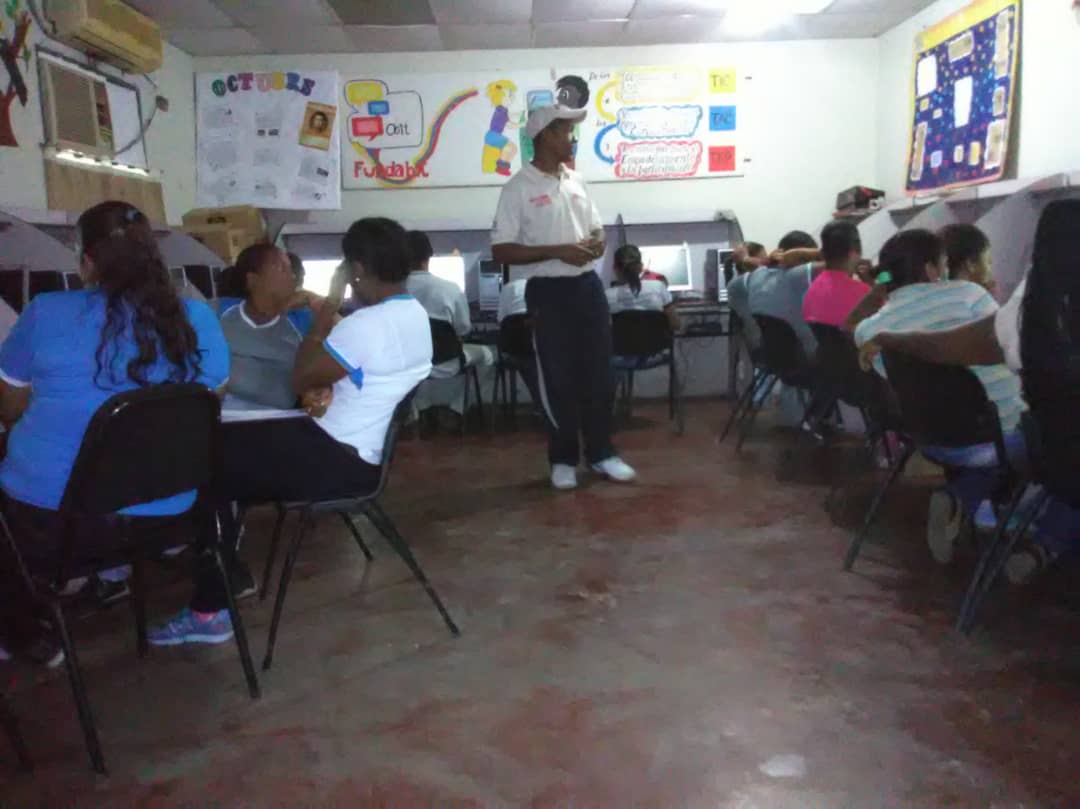 Fundabit_Yaracu's tweet photo. #11Oct En el CBIT "JJ Veroes", el Ing. Oscar García, Formador Tecnológico de @FundabitOficial socializa con el colectivo docente las funciones del Formador y los servicios que ofrecen a los colectivos, en el mundo de las herramientas tecnológicas bajo Software Libre @vane_prieto https://t.co/755jlkeUWE