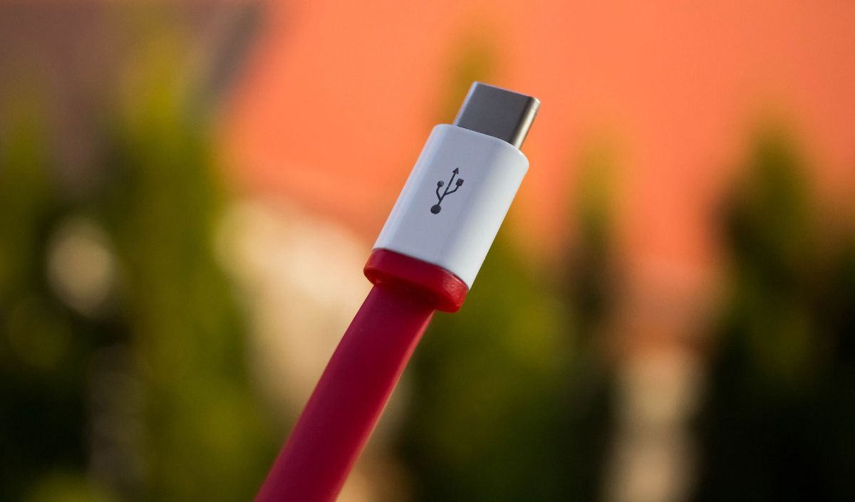 pcgamer's tweet photo. What's the difference between a Thunderbolt 3 and a USB-C connection? https://t.co/aNYo1xXQpv https://t.co/KUT2q4zbK4