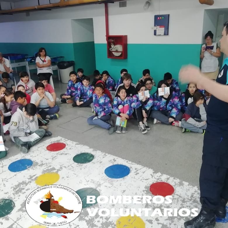 BVRiogrande's tweet photo. En Río Grande ponemos a #TodosEnAlerta con el Desafío de la prevención de @BomberosFund ¡Grandes y chicos aprenden consejos de prevención junto a los bomberos! https://t.co/nN9l0GAajD