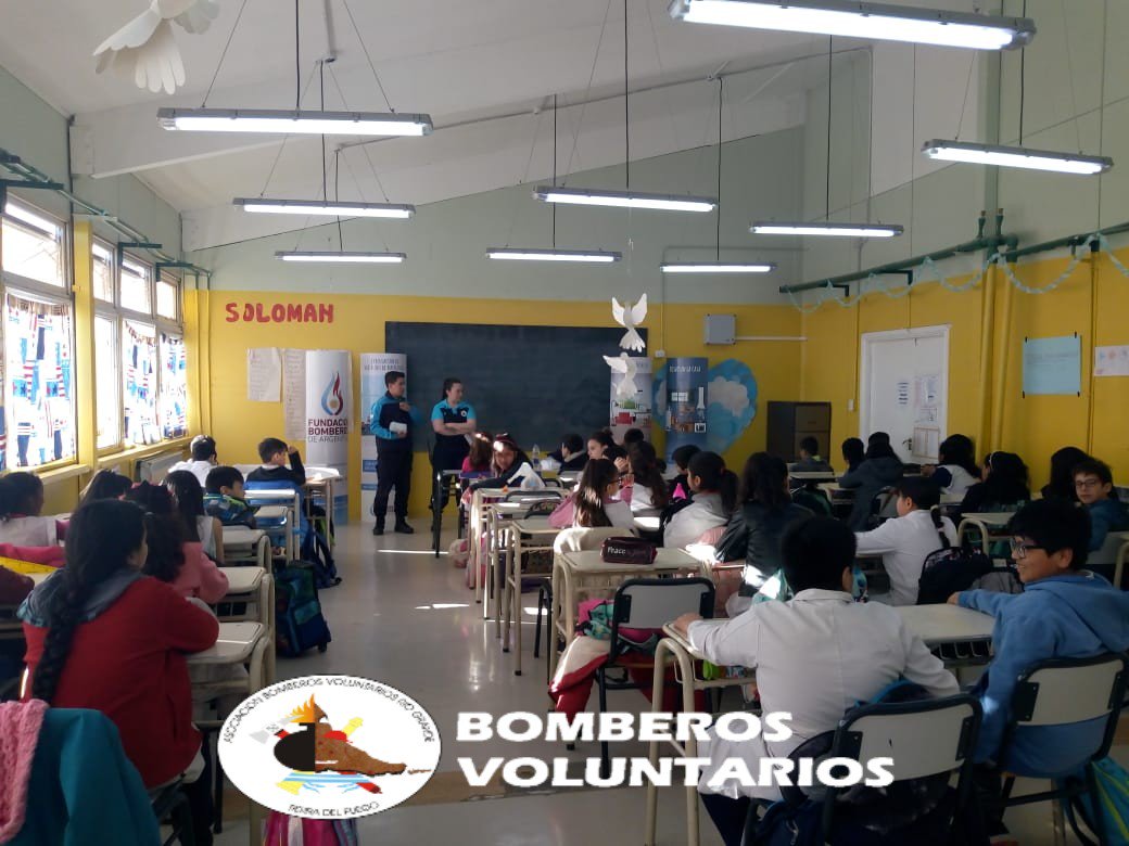 BVRiogrande's tweet photo. En Río Grande ponemos a #TodosEnAlerta con el Desafío de la prevención de @BomberosFund ¡Grandes y chicos aprenden consejos de prevención junto a los bomberos! https://t.co/nN9l0GAajD