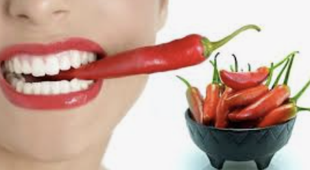 ecalixto's tweet photo. ¿Comer chile?
Beneficios inmediatos de comer picante (capsaicina):
Protege la mucosa gástrica.
Incrementa ingesta de alimentos.
Incrementa la salivación.
Incrementa la actividad cortical (ritmo beta).
Incrementa la actividad adrenérgica.
Incrementa endorfinas (adicción y placer). https://t.co/29A6I55P05