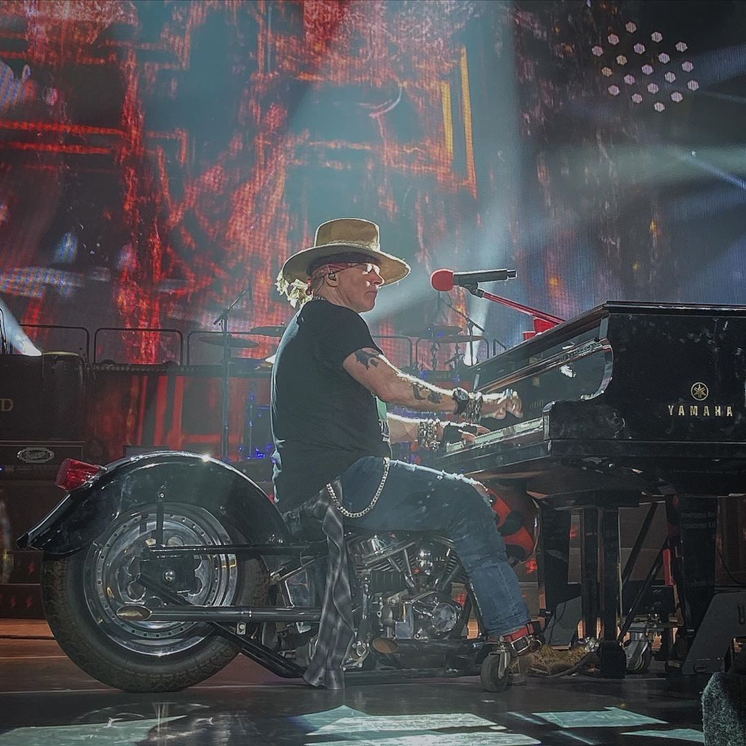 GNR_Addiction's tweet photo. Guns N' Roses - Intrust Bank Arena, Wichita, Kansas, EUA #GunsNRoses #GNR #gnfnr #NotInThisLifetime #NotInThisLifetimeTour #IntrustBankArena #Wichita #Kansas >> https://t.co/HvqKEtcbA7 https://t.co/om3SViuNob