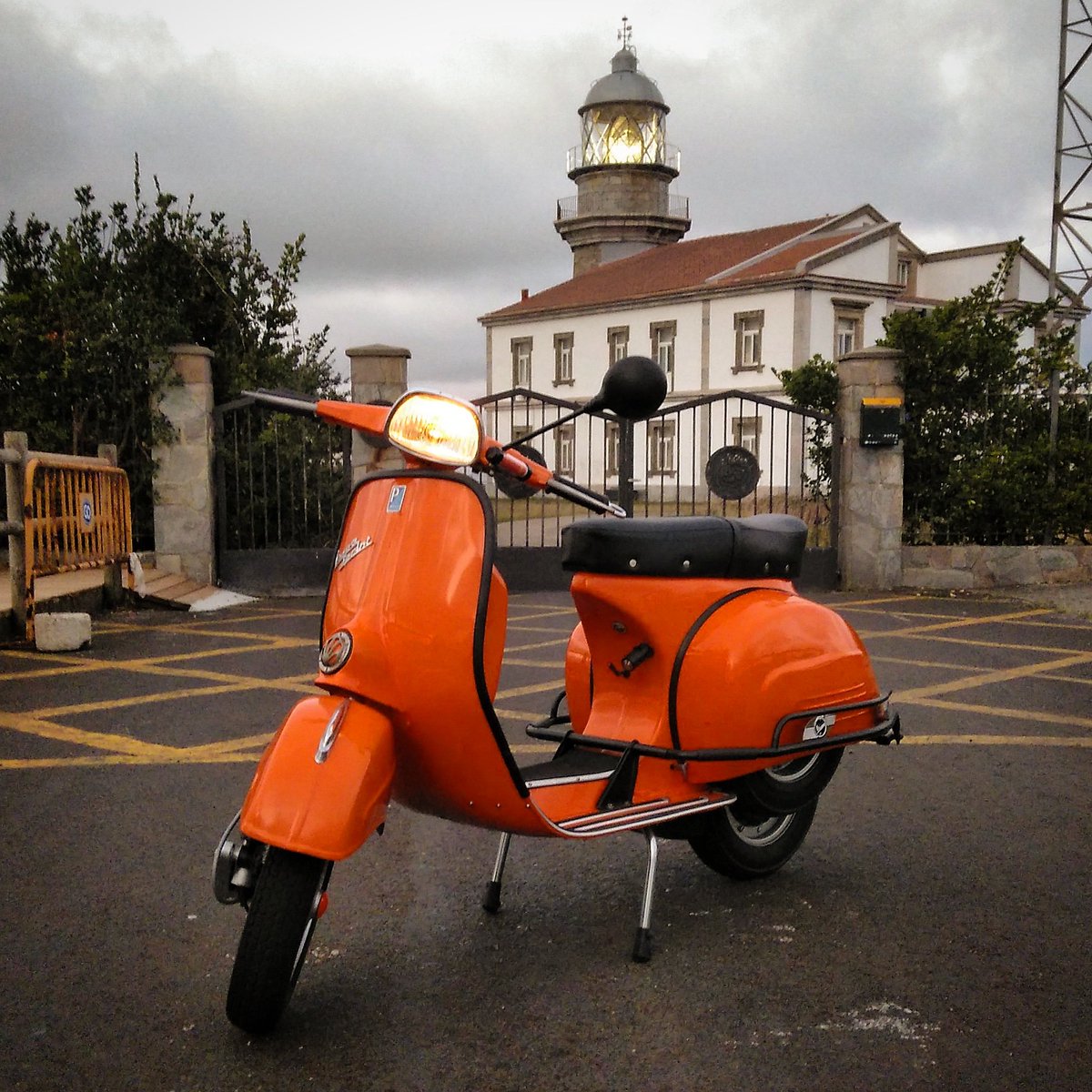 Chuso_Sabugo's tweet photo. Anocheciendo en #Peñas con mi vieja amiga. #Peñas #Gozón #Asturias #Vespa #Sprint #150GS https://t.co/fBw8g0cIXg