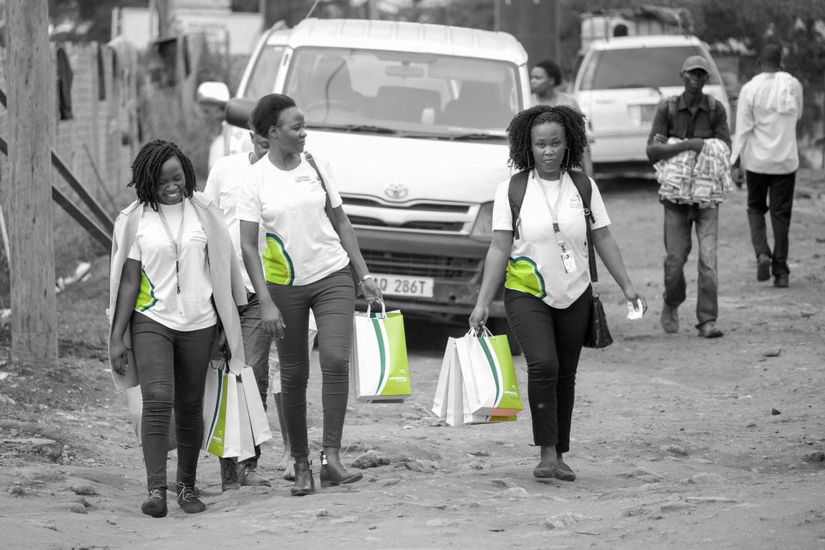 UmemeLtd's tweet photo. #UmemeCustomerWeek

In a continued customer reach and during this #CustomerWeek, We took time to interact with our customers in Ntinda Market, Sensitized them on safe power use, took on their complaints, answered queries and shared a few goodies too.

#UmemeCares #PoweringUg |JB https://t.co/V1ftupwBWA