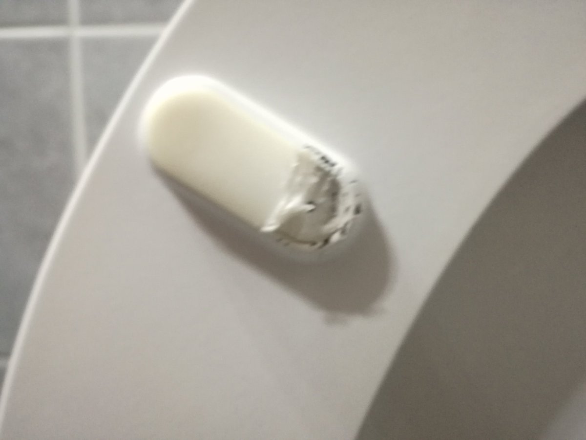 beatrizbg83's tweet photo. @RaquelBelmonte0 @Ayto_Sevilla El @Ayto_Sevilla no da solución ninguna y el problema aún va a más cada día amanece la tapa más roida https://t.co/SCAkRbN2Hm