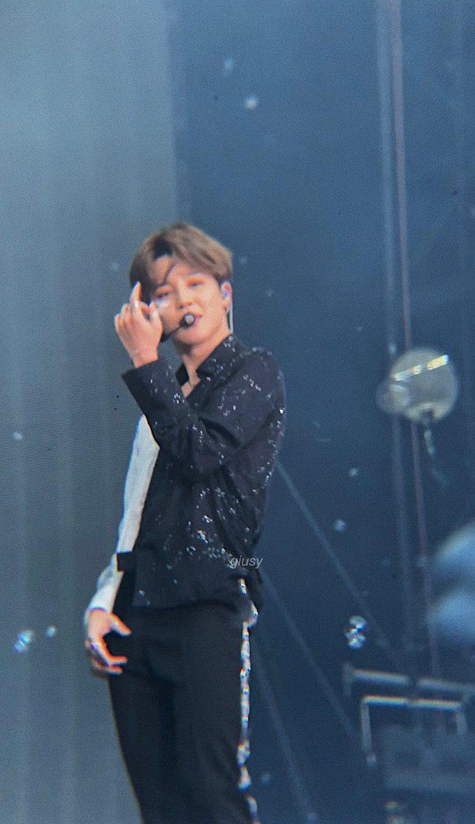 fiIterjm's tweet photo. when jimin FINALLY made eye contact with me during serendipity after waving my chimmy keychain so hard that i was almost hitting the girl next to me NSNFNNSNDNF 😭👋🏼
i’ll never forget that moment, hope we’ll meet again soon, my love

#JIMIN #지민 @BTS_twt https://t.co/DXltzauTGD