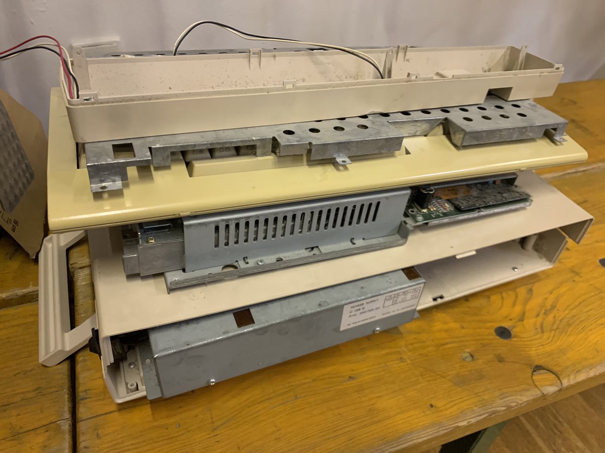 KutilDomaci's tweet photo. Střípky z #ByteFest2019 ... opravujeme C128D. Ukázalo se, že má vadnou C64 kernal ROM. #commodore #c128 https://t.co/Eixnt8r3tR